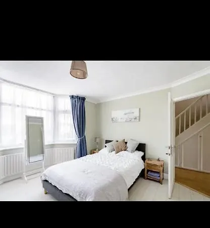 Beautiful Double Room In Family Home